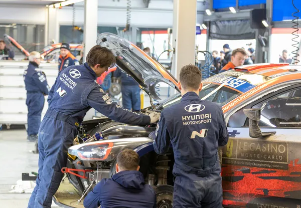 Pit crew behind the scenes